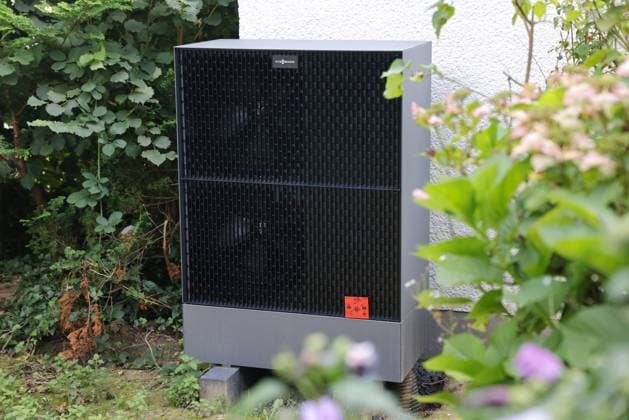 Feature Wärmepumpe - frisch montierte Wärme-Pumpe im Garten eines Mehrfamilienhauses *** Feature heat pump Freshly installed heat pump in the garden of an apartment building MR:N