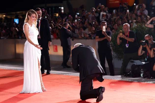 Entertainment Themen der Woche KW35 Entertainment Bilder des Tages Richard Gere mit Ehefrau Alejandra Silva bei der Premiere des Kinofilms Wolfs auf der Biennale di Venezia 2024 81. Internationale Filmfestspiele von Venedig im Palazzo del Cinema. Venedig, 01.09.2024 *** Richard Gere with wife Alejandra Silva at the premiere of the feature film Wolfs at the Biennale di Venezia 2024 81 Venice International Film Festival at the Palazzo del Cinema Venice, 01 09 2024 Foto:xD.xBedrosianx xFuturexImagex wolfs_4901