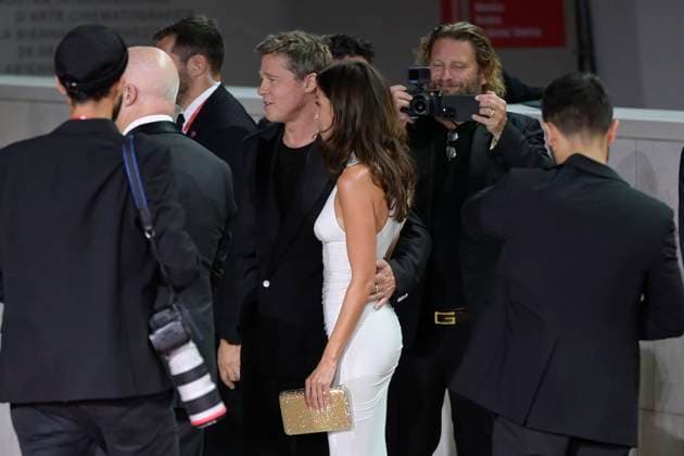 Wolfs red carpet in Venice Lido, Italy - 01 Sept 2024 Ines De Ramon (l) and Brad Pitt (r) attend the red carpet of the movie Wolfs at 81st Venice Film Festival in Venice Lido. Venice Lido Italy Copyright: xMarioxCartellix xSOPAxImagesx Ines De Ramon,Brad Pitt (1)