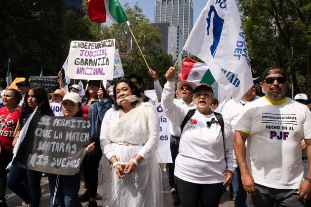 Students Protest in Mexico City - 01 Sept 2024 Protesters hold placards during the demonstration. Student protesters from various universities and schools, including Universidad Iberoamericana (IBERO), Universidad Nacional Auto?noma de Me?xico (UNAM), Escuela Libre de Derecho (ELD), Instituto Tecnolo?gico y de Estudios Superiores de Occidente (ITESO), Universidad Auto?noma del Estado de Me?xico (UAEM), Instituto Tecnolo?gico y de Estudios Superiores de Monterrey (ITESM), Universidad La Salle, Centro de Investigacio?n y Docencia Econo?micas (CIDE), Instituto Tecnolo?gico Auto?nomo de Me?xico (ITAM) turned out to protest against proposed judicial reforms that would reduce judicial qualification requirements, appoint judges by community electi Copyright: xLexiexHarrison-Crippsx xSOPAxImagesx 01-09-24_PJ Student Protest_679