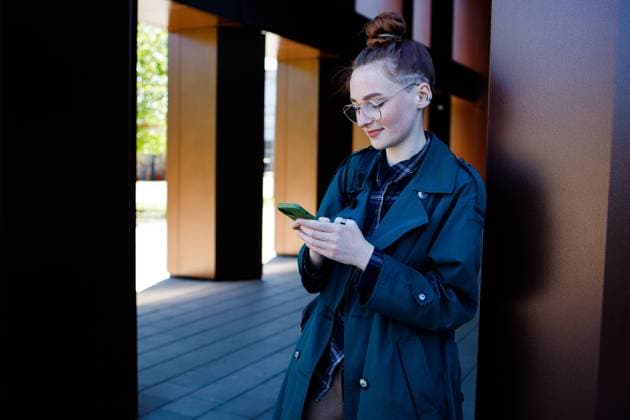 Creative Highlights Symbolbilder Student girl in eyeglasses writing message on mobile phone Pozna?, Greater Poland Voivodeship, Poland R_QAGC240831-1530386-01 ,model released, Symbolfoto