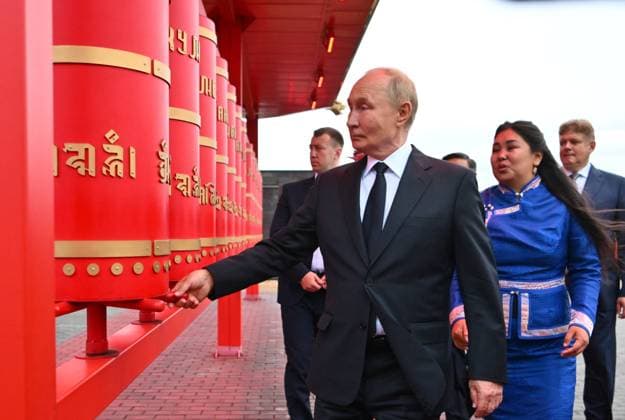 Bilder des Jahres 2024, News 09 September News Themen der Woche KW36 News Bilder des Tages Russland, Wladimir Putin besucht buddhistisches Kloster in Kysyl in Tuwa Russia Putin Siberian Federal District 8754613 02.09.2024 Russian President Vladimir Putin visits the Buddhist datsan Tubten Shedrub Ling in Kyzyl, Republic of Tuva, Russia. Kristina Kormilitsyna Sputnik Kyzyl Republic of Tuva Russia  Copyright: xKristinaxKormilitsynax