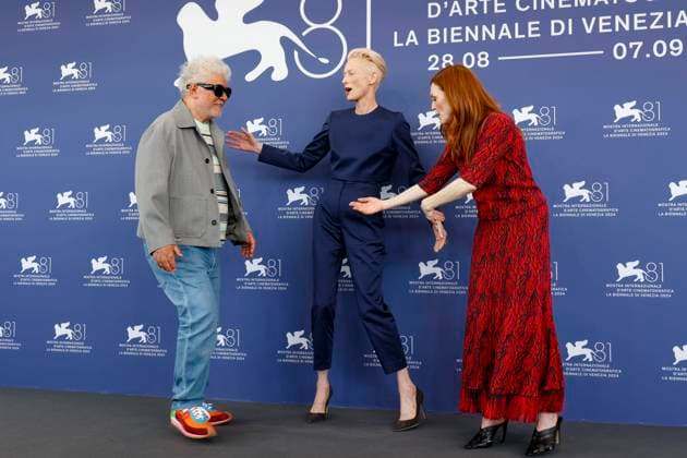 Bilder des Jahres 2024, Entertainment 09 September Entertainment Themen der Woche KW36 Entertainment Bilder des Tages September 2, 2024, Venice, ITALY: British actor Tilda Swinton (C), Spanish director and screenwriter Pedro Almodovar and US actor Julianne Moore pose at a photocall of ˜The Room Next Door™ at the 81st annual Venice International Film Festival, in Venice, Italy, 02 September 2024. The movie is presented in the official competition Venezia 81 at the festival running from 28 August to 07 September 2024. ANSA FABIO FRUSTACI Venice ITALY  - ZUMAa110 20240902_zaf_a110_040 Copyright: xFabioxFrustacix