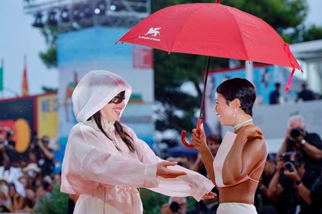 Entertainment Bilder des Tages September 2, 2024, Venice, ITALY: Canadian actor Taylor Russell (R) and Brazilian actor Barbara Paz arrive for the premiere of ˜The Room Next Door™ at the 81st annual Venice International Film Festival, in Venice, Italy, 02 September 2024. The movie is presented in the official competition Venezia 81 at the festival running from 28 August to 07 September 2024. ANSA FABIO FRUSTACI Venice ITALY  - ZUMAa110 20240902_zaf_a110_087 Copyright: xFabioxFrustacix