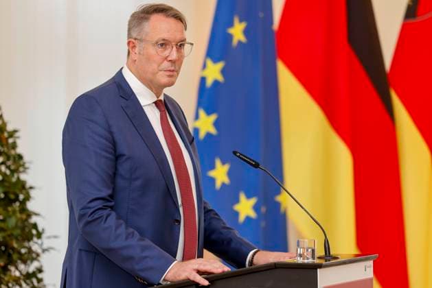 Rhineland-Palatinate Minister President Alexander Schweitzer at the lectern in front of flags in the State Chancellery of Rhineland-Palatinate Speech on the occasion of the awarding of professional titles of the state 03 09 24
