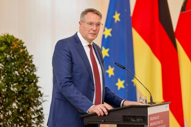 Rhineland-Palatinate Minister President Alexander Schweitzer at the lectern in front of flags in the State Chancellery of Rhineland-Palatinate Speech on the occasion of the awarding of professional titles of the state 03 09 24