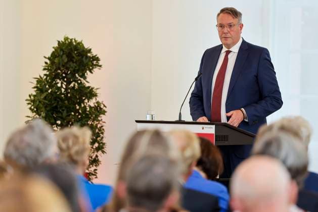 Alexander Schweitzer, Minister President of Rhineland-Palatinate, at the lectern in the State Chancellery of Rhineland-Palatinate Speech on the occasion of the awarding of professional titles of the state 03 09 24