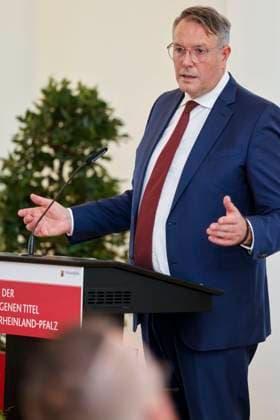 Alexander Schweitzer, Minister President of Rhineland-Palatinate, at the lectern in the State Chancellery of Rhineland-Palatinate Speech on the occasion of the awarding of professional titles of the state 03 09 24