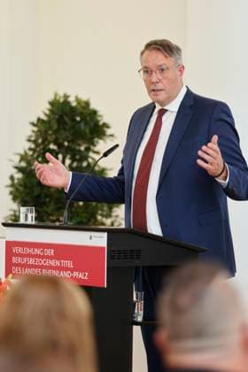 Alexander Schweitzer, Minister President of Rhineland-Palatinate, at the lectern in the State Chancellery of Rhineland-Palatinate Speech on the occasion of the awarding of professional titles of the state 03 09 24