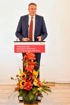 Alexander Schweitzer, Minister President of Rhineland-Palatinate, at the lectern in the State Chancellery of Rhineland-Palatinate Speech on the occasion of the awarding of professional titles of the state 03 09 24