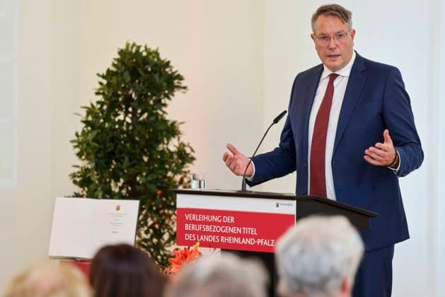 Alexander Schweitzer, Minister President of Rhineland-Palatinate, at the lectern in the State Chancellery of Rhineland-Palatinate Speech on the occasion of the awarding of professional titles of the state 03 09 24
