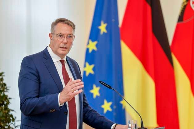 Rhineland-Palatinate Minister President Alexander Schweitzer at the lectern in front of flags in the State Chancellery of Rhineland-Palatinate Speech on the occasion of the awarding of professional titles of the state 03 09 24