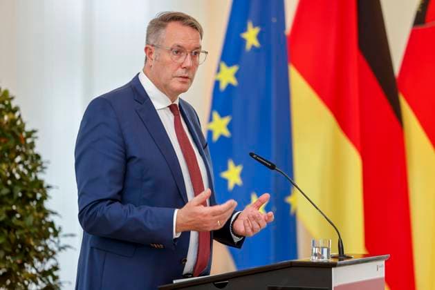 Rhineland-Palatinate Minister President Alexander Schweitzer at the lectern in front of flags in the State Chancellery of Rhineland-Palatinate Speech on the occasion of the awarding of professional titles of the state 03 09 24