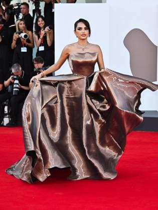 Entertainment Bilder des Tages Venice, 81st Venice International Film Festival, seventh evening - Queer red carpet - In the photo: GUEST  Copyright: xSimonexComix xipa-agency.netx xPoolxPhotoxEventsx04x IPA_Agency_IPA49324465