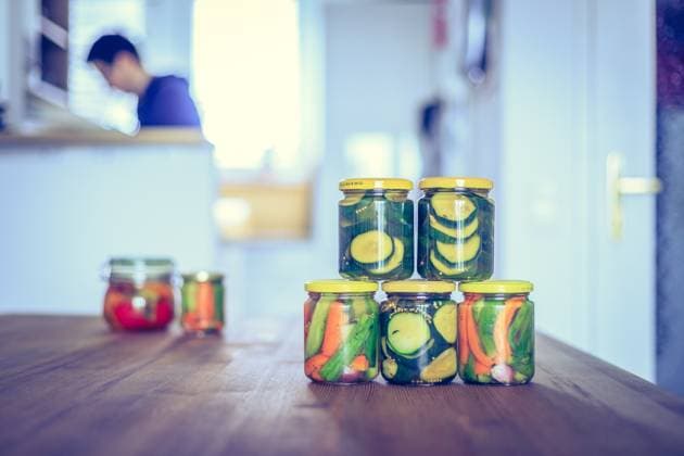 IMAGO Creative, Food, Trend, Meal Prep Einmachen und Konservieren von verschiedenen Gemüsesorten in Gläsern Preserving and conserving a variety of vegetables in glasses Copyright: imageBROKER PatrickxDaxenbichler ibxiqx09645844.jpg ,model released, Symbolfoto ,property released