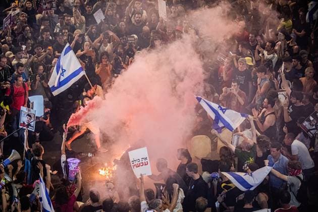 News Themen der Woche KW36 News Bilder des Tages Nahostkonflikt, Israel, Forderung nach Abkommen zur Freilassung der Hamas-Geiseln in Tel Aviv September 3, 2024, Tel Aviv, Israel: Israeli protestors wave their national flags around a bonfire, during a demonstration outside the Ministry of Defense. Thousands of people have rallied in Tel Aviv and across Israel, three days after the bodies of Carmel Gat, Eden Yerushalmi, Hersh Goldberg-Polin, Alexander Lobanov, Almog Sarusi and Master Sgt Ori Danino, were rescued from Gaza. Protesters are calling on PM Benjamin Netanyahu and his government to reach a deal to secure the release of the remaining hostages taken by Hamas during the 7 October attacks. Tel Aviv Israel - ZUMAs197 20240903_aaa_s197_375 Copyright: xEyalxWarshavskyx