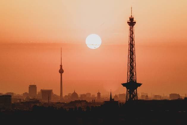 Der Sonnenaufgang zeichnet sich ab hinter der Stadtsilhouette mit dem Fernsehturm und dem Funkturm in Berlin, 04.09.2024. Berlin Deutschland *** The sun rises behind the city skyline with the television tower and the radio tower in Berlin, 04 09 2024 Berlin Germany Copyright: xFlorianxGaertner photothek.dex