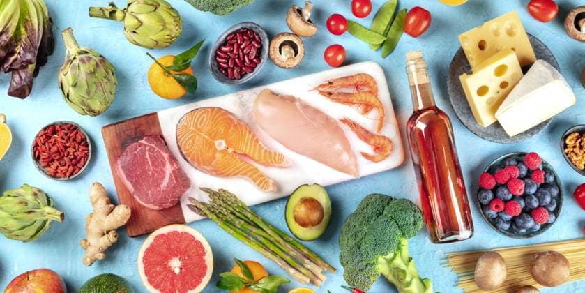 Lebensmittel, Overhead Panorama auf einem blauen Hintergrund. Fleisch, Fisch, Meeresfrüchte, Geflügel, Wein, Käse, Pilze, Nudeln, Nüsse, Obst und Gemüse, eine Vielzahl von gesunden Bio Produkten Food, overhead panorama on a blue background. Meat, fish, seafood, poultry, wine, cheese, mushrooms, pasta, nuts, fruits and vegetables, a variety of healthy organic products Copyright: imageBROKER KaterinaxSolovyeva ibxiqx09655296.jpg