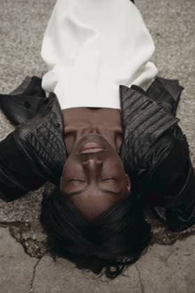 Creative Highlights Symbolbilder Young black woman outdoors. She is wearing black jacket Wroc?aw, Lower Silesian Voivodeship, Poland CR_PJWUOI240902-1530162-01 ,model released, Symbolfoto