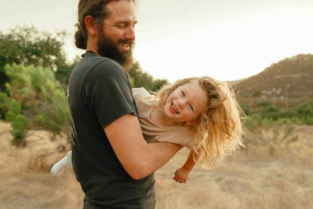 Creative Highlights Symbolbilder dad with beard and pony tail swings around child in mountains San Diego, California, United States CR_QCYJ240902-1516571-01 ,model released, Symbolfoto