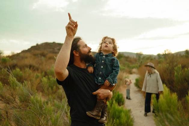 Creative Highlights Symbolbilder Father points out something in the sky to his child San Diego, California, United States CR_QCYJ240902-1516666-01 ,model released, Symbolfoto