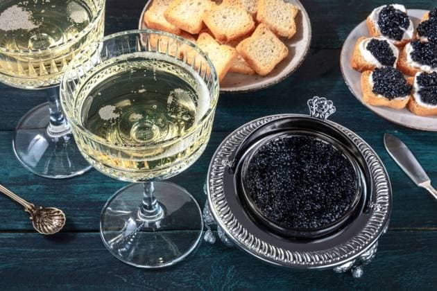 Kaviar und Champagner, Vintagestil mit Brot und Toast auf einem dunkelblauen hölzernen Hintergrund Caviar and champagne, vintage style, with bread and toasts on a dark blue wooden background Copyright: imageBROKER KaterinaxSolovyeva ibxiqx09657542.jpg