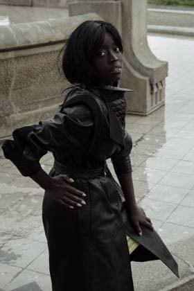 Creative Highlights Symbolbilder Young black woman outdoors. She is wearing black jacket Wroc?aw, Lower Silesian Voivodeship, Poland R_PJWUOI240902-1530141-01 ,model released, Symbolfoto