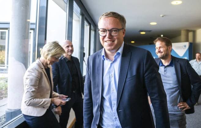 News Themen der Woche KW36 POLITIK - LANDESPRESSEKONFERENZ IM THÜRINGER LANDTAG - ** NUR FÜR REDAKTIONELLE ZWECKE ** EDITORIAL USE ONLY **<p>04 09 2024-Erfurt: Landespressekonferenz Im Thüringer Landtag Im Foto: Mario Voigt (CDU), rechts, begrüsst nach seiner PK die Spitzenkandidatin, links, Katja Wolf (BSW) ( Deutschland Thueringen Erfurt Copyright: SaschaxFromm *** POLITICS STATE PRESS CONFERENCE IN THE THURINGIAN STATE PARLIAMENT FOR EDITORIAL PURPOSES ONLY p 04 09 2024 Erfurt State Press Conference In the Thuringian State Parliament In the photo Mario Voigt CDU , right, greets the top candidate, left, Katja Wolf BSW Germany Thuringia Erfurt Copyright SaschaxFromm Copyright: SaschaxFromm doc7x18q79vaaw9jh08dct ,EDITORIAL USE ONLY