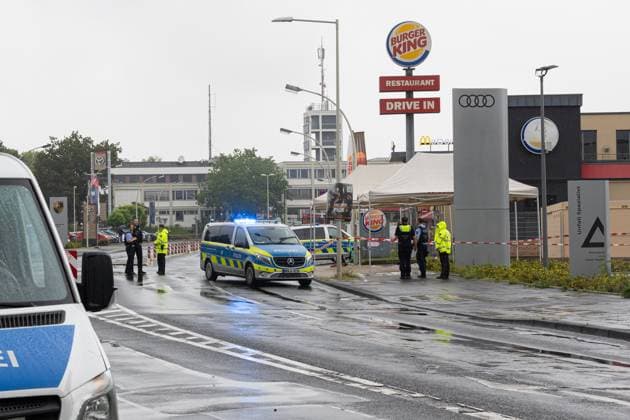 News Themen der Woche KW36 Polizeieinsatz nach Messerangriff in Bonn 04.09.2024 Zwei Menschen wurden durch einen Messerangriff verletzt. Die Polizei schoss auf den mutmasslichen Verdächtigen, nachdem er laut Zeugenaussagen auch sie mit einem Messer angreifen wollte. ¨Ein Hubschrauber kam bei der Fahndung zum Einsatz. Die Umgebung um den Tatort an der Bornheimer und Brühler Straße ist weiträumig gesperrt der Verkehr wird umgeleitet. 04.09.2024 Bonn Nordrhein-Westfalen Deutschland *** Police operation after knife attack in Bonn 04 09 2024 Two people were injured by a knife attack The police shot at the alleged suspect after, according to witnesses, he also wanted to attack them with a knife ¨A helicopter was used in the manhunt The area around the crime scene on Copyright: xBonn.digitalx xMarcxJohnx
