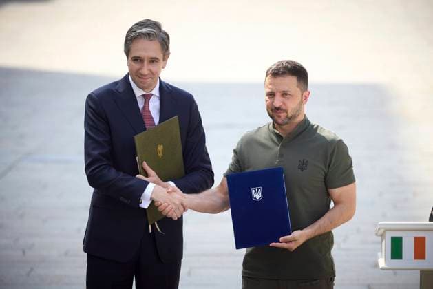 News Themen der Woche KW36 News Bilder des Tages Ukraine, Wolodymyr Selenskyj trifft Simon Harris in Kiew September 4, 2024, Kiev, Kyiv Oblast, Ukraine: Ukrainian President Volodymyr Zelenskyy, right, and Irish Prime Minister Simon Harris, left, exchange signed agreements following a joint press conference on Constitution Square, September 4, 2024 in Kiev, Ukraine. The agreement extends an additional Ã¢öÂ¬128 million in non-lethal military support and at least Ã¢öÂ¬40 million in humanitarian aid to Ukraine. Kiev Ukraine - ZUMAp138 20240904_zaa_p138_005 Copyright: xUkrainexPresidency UkrainianxPrex