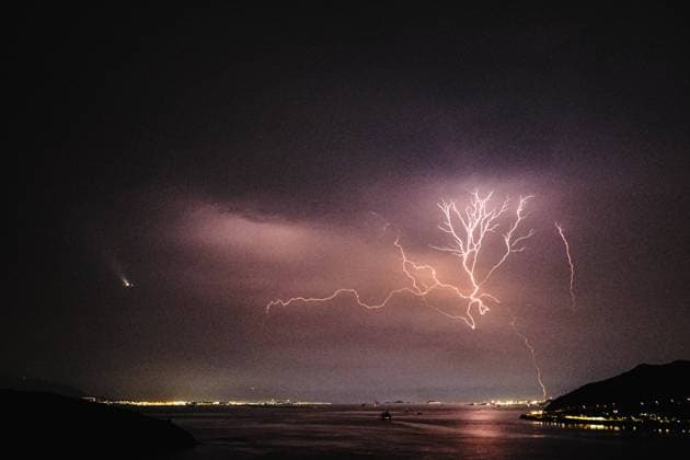 News Themen der Woche KW36 News Bilder des Tages September 4, 2024, Hong Kong, China: A lightning strikes across the night sky. Typhoon Yagi approaches Hong Kong and continues to edge closer to the city. Hong Kong China - ZUMAt141 20240904_aap_t141_001 Copyright: xKeithxTsujix