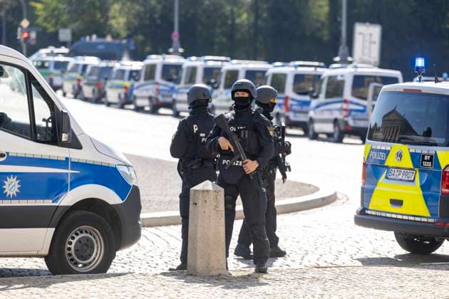 News Themen der Woche KW36 Grosseinsatz der Polizei in Muenchen (Foto vom 05.09.2024). In der Naehe des Muenchner NS-Dokumentationszentrums und des Generalkonsulats von Israel sind am 05.09.2024 Schuesse gefallen. Die Polizei habe im Bereich des Karolinenplatzes auf eine verdaechtige Person geschossen und diese auch getroffen, sagte eine Polizeisprecherin dem Evangelischen Pressedienst (epd). Derzeit laufe ein Grosseinsatz, die Gegend sei grossraeumig abgesperrt. Von weiteren verdaechtigen Personen gehe man nicht aus. Warum die Schuesse gefallen sind, warum die Person als verdaechtig eingestuft wurde oder ob ein Zusammenhang mit dem nahegelegenen NS-Dokumentationszentrum oder dem israelischen Generalkonsulat besteht, konnte die Sprecherin nicht sagen. Mit gesicherten Copyright: epd-bild TheoxKlein epd-Polizeieinsatz_Muenchen1-kopieren