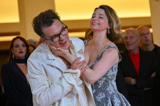 Entertainment Bilder des Tages Filmfestspiele in Venedig, M. Son Of The Century Premiere September 5, 2024, Venice, ITALY: British director Joe Wright and US actor Haley Bennett arrive for the premiere of ˜M - Il figlio del secolo™ at the 81st annual Venice International Film Festival, in Venice, Italy, 05 September 2024. The movie is presented out of competition at the festival running from 28 August to 07 September 2024. ANSA ETTORE FERRARI Venice ITALY  - ZUMAa110 20240905_zaf_a110_120 Copyright: xEttorexFerrarix