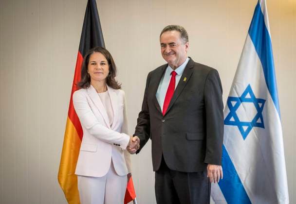 News Themen der Woche KW36 Annalena Baerbock (Buendnis 90 Die Gruenen), Bundesaussenministerin, aufgenommen im Rahmen einer 2-taegige Nahost-Reise. Hier trifft sie Aussenminister Israel Katz in Tel-Aviv. Fotografiert im Auftrag des Auswaertigen Amtes Tel-Aviv Istrael *** Annalena Baerbock Buendnis 90 Die Gruenen , Federal Foreign Minister, photographed during a 2-day trip to the Middle East Here she meets Foreign Minister Israel Katz in Tel Aviv Photographed on behalf of the Foreign Office Tel Aviv Istrael Copyright: xThomasxKoehler AA photothek.dex
