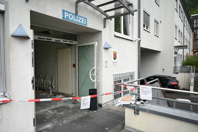 Bilder des Jahres 2024, News 09 September News Themen der Woche KW36 Macheten-Angriff auf Polizeiinspektion in Linz am Rhein schockt Rheinland-Pfalz 06.09.24, Am Gericht, Linz am Rhein, Alexander Franz RLP Deutschland *** Machete attack on police station in Linz am Rhein shocks Rhineland-Palatinate 06 09 24, Am Gericht, Linz am Rhein, Alexander Franz RLP Germany