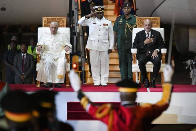 Bilder des Jahres 2024, News 09 September News Themen der Woche KW36 News Bilder des Tages Pope Francis Touches Down In Papua New Guinea Pope Francis attends a welcome ceremony with Papua New Guinea s Deputy Prime Minister John Rosso (R) upon arrival at the Port Moresby Jacksons International airport in Papua New Guinea on September 6, 2024. Papua New Guinea is the second stop of a marathon 12-day tour to the Asia-Pacific region. Photo by (EV) Vatican Media ABACAPRESS.COM Port Moresby Papua New Guinea  Copyright: xABACAx
