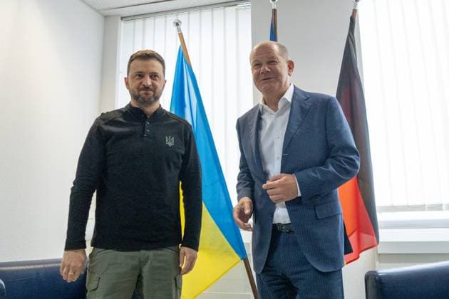 News Themen der Woche KW36 News Bilder des Tages Deutscher Bundeskanzler Olaf Scholz und der ukrainische Präsident Wolodymyr Selenskyj treffen sich zu einem Vier-Augen-Gespräch am Flughafen Frankfurt German Chancellor Olaf Scholz and Ukrainian President Volodymyr Zelensky are meeting for a private discussion at Frankfurt Airport;Deutscher Bundeskanzler Olaf Scholz und der ukrainische Präsident Wolodymyr Selenskyj treffen sich zu einem Vier-Augen-Gespräch am Flughafen Frankfurt German Chancellor Olaf Scholz and Ukrainian President Volodymyr Zelensky are meeting for a private, Frankfurt Hessen Deutschland Frankfurt Airport *** German Chancellor Olaf Scholz and Ukrainian President Volodymyr Zelensky are meeting for a private discussion at Frankfurt Airport German Chancellor Olaf