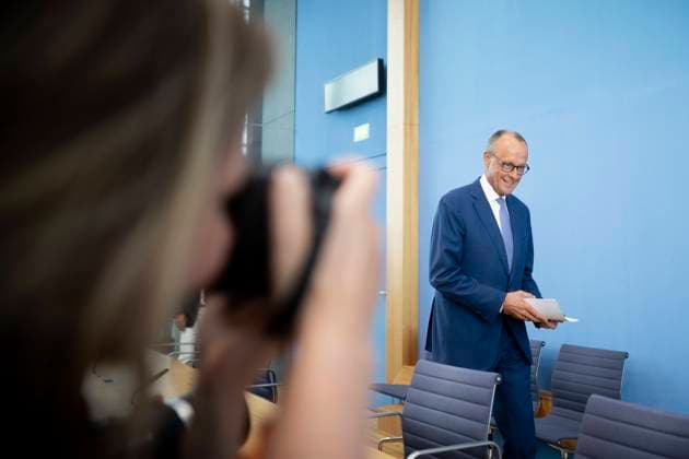 Friedrich Merz DEU, Deutschland, Germany, Berlin, 27.08.2024 Friedrich Merz , Vorsitzender der CDU und Fraktionsvorsitzender , waehrend der Bundespressekonferenz nach dem Treffen mit dem Bundeskanzler zum Thema Konsequenzen aus Solingen in Berlin Deutschland . Die beiden Politiker diskutierten , wie ihre Parteien nach dem Messerangriff in Solingen, bei der Einwanderungsreform zusammenarbeiten koennten. en: Friedrich Merz , chairman of the CDU and parliamentary group leader, during the federal press conference Bundespressekonferenz after the meeting with the Chancellor on the topic of consequences from Solingen in Berlin Germany . The two politicians discussed how their parties could work together on immigration reform after the knife attack