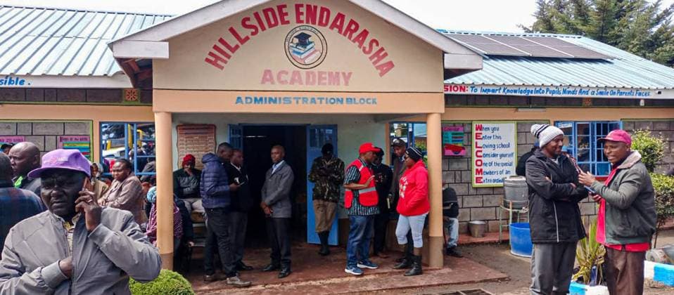 Bilder des Jahres 2024, News 09 September News Themen der Woche KW36 News Bilder des Tages (240906) -- NYERI, Sept. 6, 2024 -- People gather at Hillside Endarasha Primary Academy after a fire broke out at the school in Nyeri County, central Kenya, Sept. 6, 2024. At least 17 pupils were killed and 13 others seriously injured after a fire broke out here on Thursday night, local police confirmed Friday. (Photo by Xinhua) KENYA-NYERI-SCHOOL-FIRE-AFTERMATH RobertxManyara 