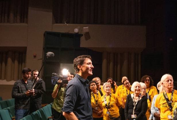 News Bilder des Tages September 6, 2024, Toronto, On, Canada: Prime Minister Justin Trudeau speaks with Toronto International Film Festival staff and volunteers at the CBC building in Toronto on Friday, September 6, 2024. Toronto Canada  - ZUMAc35_ 20240906_zaf_c35_017 Copyright: xLauraxProctorx