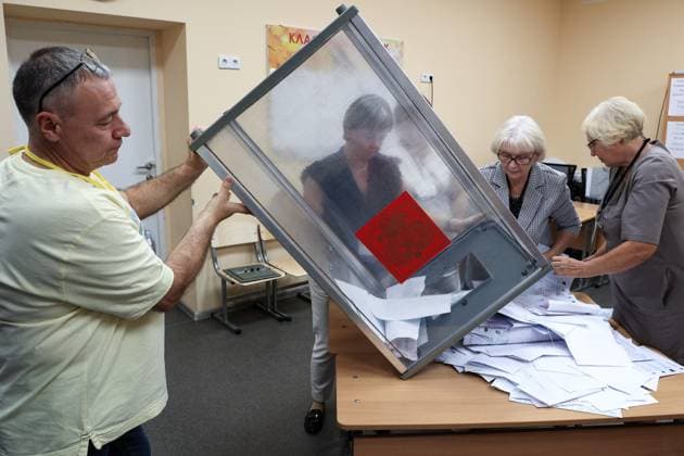 News Themen der Woche KW36 News Bilder des Tages RUSSIA, VOLGOGRAD - SEPTEMBER 6, 2024: Electoral officials remove ballots from a ballot box to put them into a security envelope at a polling station on Russia s 2024 Single Voting Day. A by-election to the Russian State Duma, gubernatorial and parliamentary elections in 25 and 13 constituent entities of Russia respectively, as well as various municipal elections, are held as part of the 2024 Single Voting Day held on September 6, 7 and 8. Dmitry Rogulin TASS  73766957