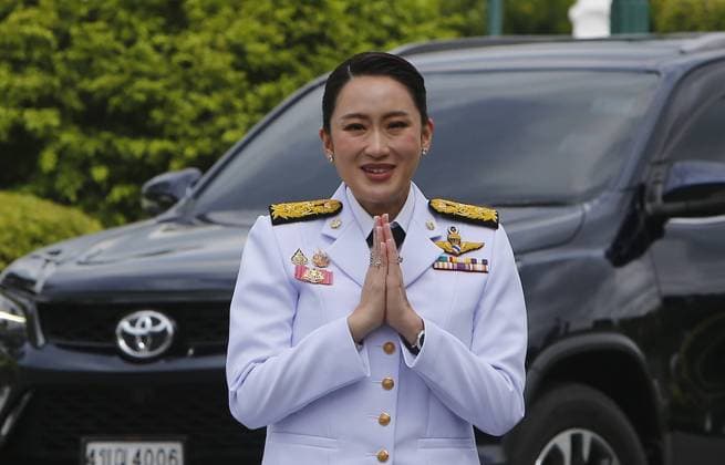 Bilder des Jahres 2024, News 09 September News Themen der Woche KW36 News Bilder des Tages Thailand Politics Thailand s Prime Minister Paetongtarn Shinawatra gestures as she arrives at the Government House ahead of a royal oath-taking ceremony in front of Thailand s King Maha Vajiralongkorn in Bangkok, Thailand, on September 6, 2024. Bangkok Thailand  Copyright: xChaiwatxSubprasomx originalFilename: subprasom-thailand240906_nphfw.jpg