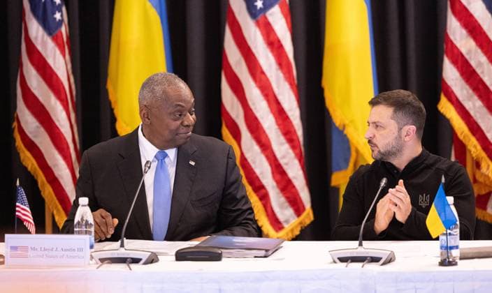 Ramstein-Miesenbach, Ramstein Air Base, 19.08.2023, Treffen der 24. Ukraine-Verteidigungskontaktgruppe mit US-Verteidigungsminister Lloyd J. Austin III Bild: v.li. US-Verteidigungsminister Lloyd Austin und Praesident der Ukraine Wolodymyr Selenskyj *** Ramstein Miesenbach, Ramstein Air Base, 19 08 2023, Meeting of the 24 Ukraine Defense Contact Group with US Secretary of Defense Lloyd J Austin III Picture from left US Secretary of Defense Lloyd Austin and President of Ukraine Volodymyr Selenskyj Copyright: HMBxMedia xJulienxBecker