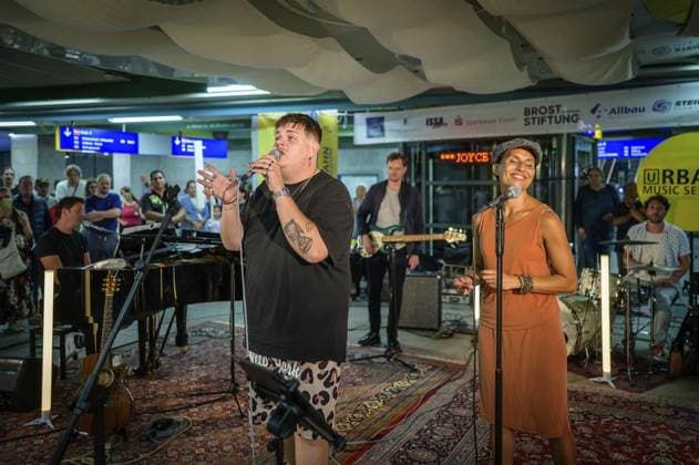 Essen The URBAHN Music Sessions in the Ruhrbahn FOR EDITORIAL PURPOSES ONLY EDITORIAL USE ONLY p Issak and Joyce van de Pol at the URBAHN Music Sessions on Friday, September 6, 2024, on the middle level of the Rathaus station in Essen Germany NRW Essen Copyright UwexErnst Copyright: UwexErnst doc7x2jv78kccxoks3ha4q ,EDITORIAL USE ONLY Copyright: UwexErnst