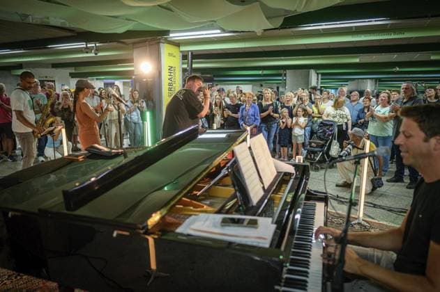 Essen The URBAHN Music Sessions in the Ruhrbahn FOR EDITORIAL PURPOSES ONLY EDITORIAL USE ONLY p Joël van de Pol r , Issak m and Joyce van de Pol at the URBAHN Music Sessions on Friday, September 6, 2024, on the middle level of the Rathaus station in Essen Germany NRW Essen Copyright UwexErnst Copyright: UwexErnst doc7x2jv8ybmzplqlvz79t ,EDITORIAL USE ONLY Copyright: UwexErnst