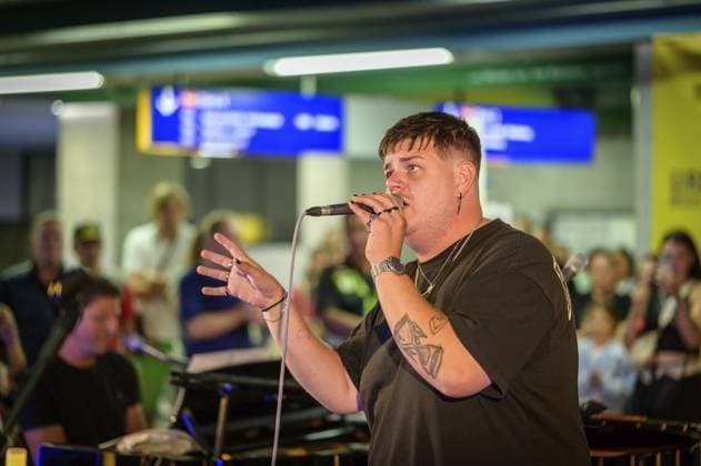 Essen The URBAHN Music Sessions in the Ruhrbahn FOR EDITORIAL PURPOSES ONLY EDITORIAL USE ONLY p The singer Isaak at the URBAHN Music Sessions on Friday, September 6, 2024, on the middle level of the Rathaus station in Essen Germany NRW Essen Copyright UwexErnst Copyright: UwexErnst doc7x2jv94yz6f1bt1jcjp4 ,EDITORIAL USE ONLY Copyright: UwexErnst