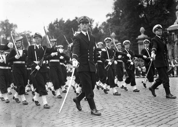 Archivbilder der Woche KW35 Ancestor : PRINCE ALBERT EN OFFICIER DE MARINE 1953 -Le 18 mai 1953, le Prince Albert prête serment (OFFICIER ) sur la Place d Armes d Ostende la main sur l étendard de la Force navale. Oostende Belgium  Copyright: xx