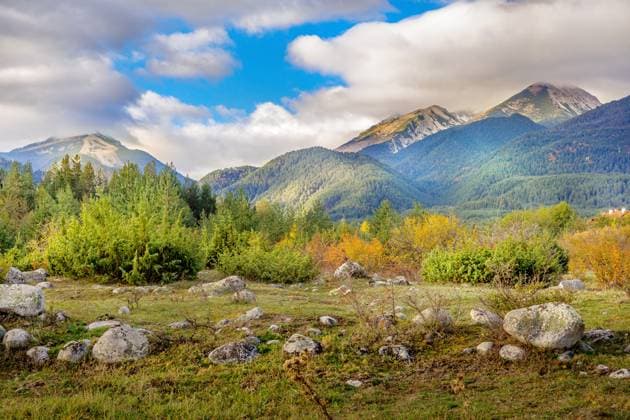 Bansko, Bulgarien Herbstpanorama Hintergrund mit Pirin Berggipfel Bansko, Bulgaria autumn panorama background with Pirin mountain peaks Copyright: imageBROKER Nataliya_Nazarova{} ibxiqx09690625.jpg