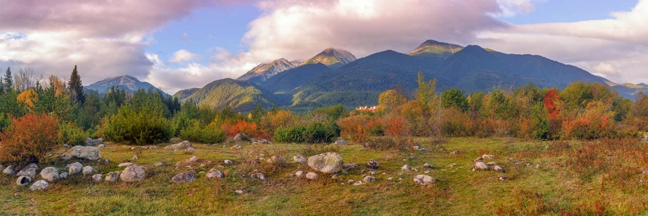 Bansko, Bulgarien Herbst breite Panoramabanner Hintergrund mit Pirin Berggipfel, rosa Morgen Wolken Bansko, Bulgaria autumn wide panorama banner background with Pirin mountain peaks, pink morning clouds Copyright: imageBROKER Nataliya_Nazarova{} ibxiqx09691063.jpg