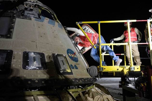 September 6, 2024, White Sands, Nm, United States of America: Boeing and NASA recovery teams work around the NASA Boeing Crew Flight Test Starliner spacecraft after it landed without crew at White Sands Missile Range Space Harbor, September 6, 2024 in New Mexico. The Starliner returned to earth without astronauts Butch Wilmore and Suni Williams who will remain on the International Space Station due to safety issues with the spaceship. White Sands United States of America - ZUMAp138 20240906_zaa_p138_005 Copyright: xAubreyxGemignani Nasax